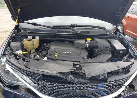 2017 Chrysler Pacifica Touring-L z USA, uszkodzony, nr VIN 2C4RC1BG1HR634210